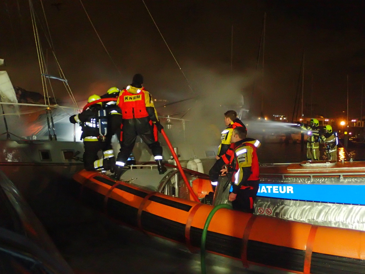 2 KNRM IJmuiden Wijk aan Zee hulpverlening brand aan boord samenwerking brandweer