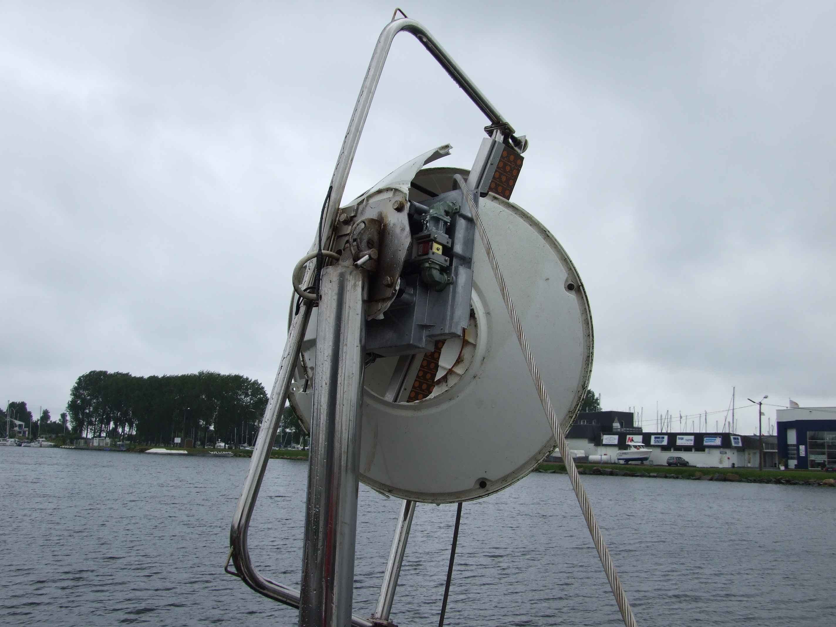 2012-06-12 13 Schade radar mast en AIS-antennes